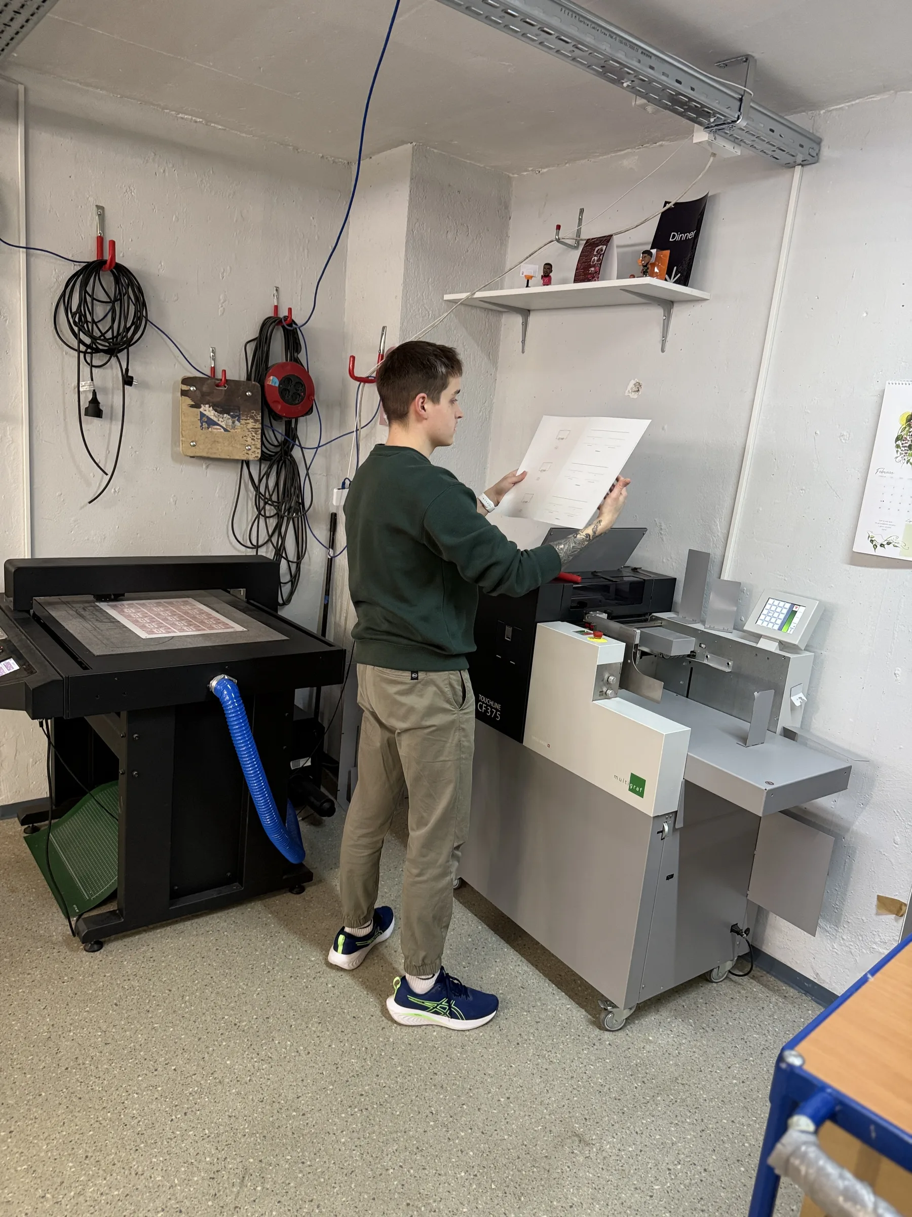 Delavec pri kontroli priprave tiska