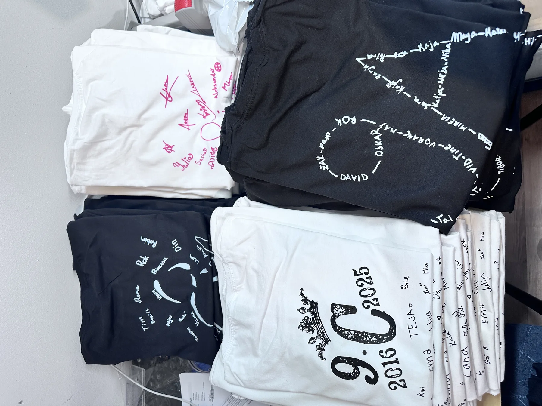 Potisk na tekstil — majice in puloverji