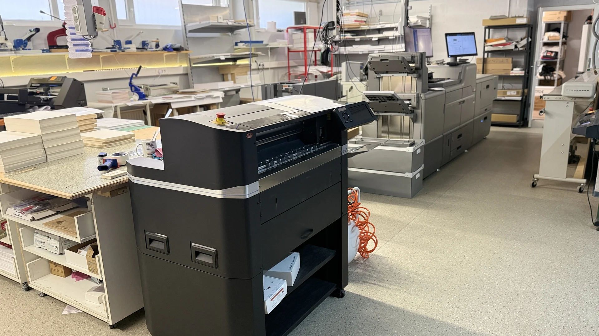 Proizvodni prostor tiskarne Aero Print Ljubljana — digitalni tiskalniki